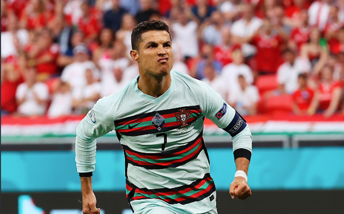 Cristiano Ronaldo, de Portugal, celebra tras marcar el segundo gol. EFE/EPA/Bernadett Szabo