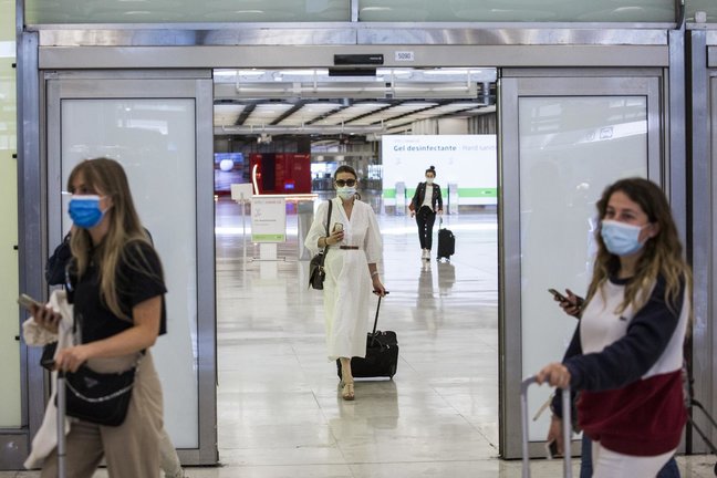 Pasajeros a su llegada a las instalaciones de la Terminal T4  del Aeropuerto Adolfo Suárez Madrid-Barajas