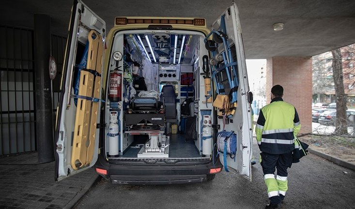 Un trabajador de una UVI móvil del SUMMA 112 durante una jornada de trabajo, en Madrid (España), a 29 de enero de 2021. El Servicio de Urgencia Médica de la Comunidad de Madrid SUMMA 12, tiene la función de atender las urgencias y emergencias extrahospitalarias en la Comunidad de Madrid. Las UVI Móviles del SUMMA 112 son vehículos especialmente acondicionados para prestar asistencia ante cualquier tipo de emergencia posibilitando la asistencia y vigilancia sanitaria en ruta. Estas unidades cuentan con todo el instrumental necesario para realizar técnicas de soporte vital avanzado. Este jueves la Comunidad de Madrid notificó 5.938 nuevos casos de coronavirus y un total de 63 fallecidos en hospitales.
CORONAVIRUS;29 DE ENERO DEL 2021;ASISTENCIA;UVI;AMBULANCIA;ENFERMEDAD;CUIDADOS
Eduardo Parra / Europa Press
29/1/2021