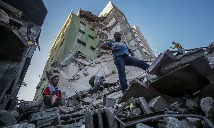Un palestino observa los daños causados en su vivienda por un bombardeo israelí en la ciudad de Gaza. EFE/EPA/MOHAMMED SABER
