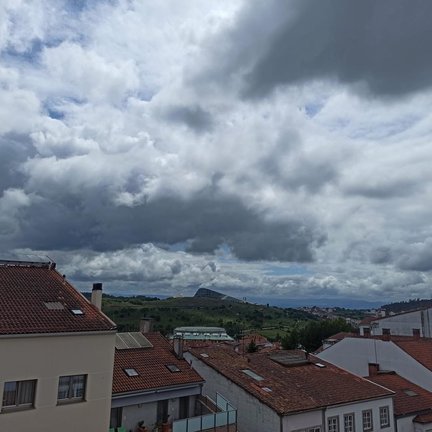 Archivo - Jornada de nubes y claros en Santiago de Compostela, con chubascos intermitentes