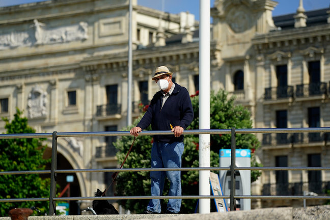 Una persona observa al fotógrafo en el Paseo Pereda de Santander. / Hardy
