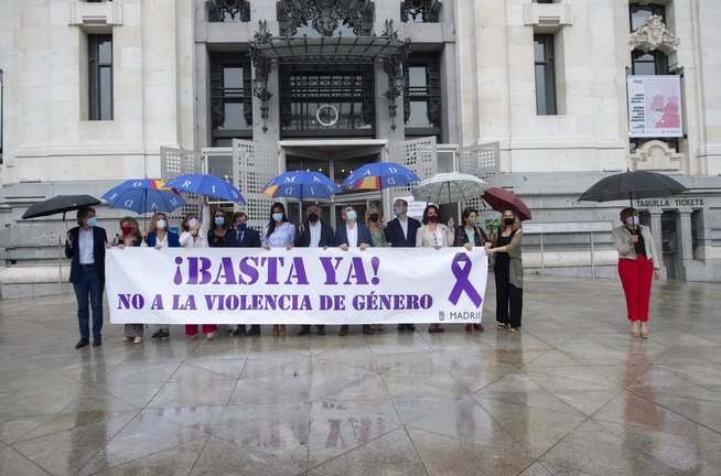 Pancarta contra la violencia de género, durante el minuto de silencio convocado por el Ayuntamiento de Madrid condenando el asesinato de una vecina de Moratalaz.