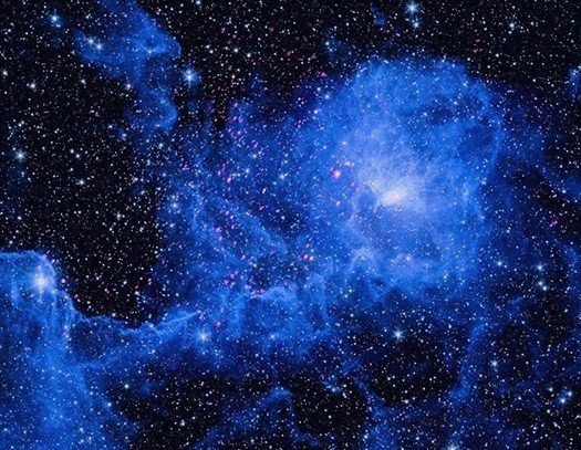 La Nebulosa de la Laguna (izquierda) es un área a unos 4.400 años luz de la Tierra en la galaxia Vía Láctea donde las estrellas se están formando activamente.