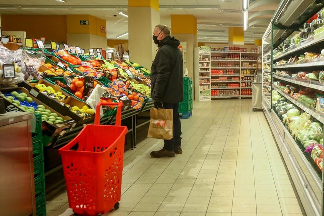 Archivo - Un hombre en la sección de frutería de un supermercado de Madrid (España), a 12 de enero de 2021. Los supermercados de la Comunidad de Madrid han abierto desde ayer en su mayoría con normalidad, con suministros suficiente y habituales, aunque co