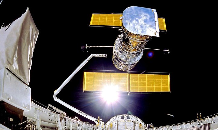 Telescopio Hubble cuando fue desplegado en órbita por un transbordador espacial