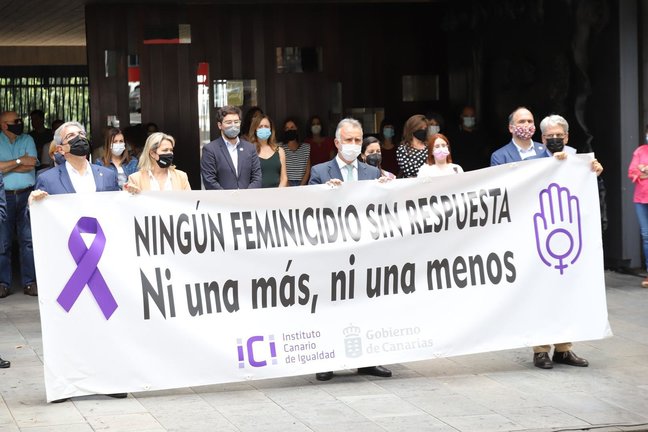 El presidente del Gobierno de Canarias, Ángel Víctor Torres, y los consejeros de su Ejecutivo, en un minuto de silencio por el asesinato machista de una mujer en La Laguna