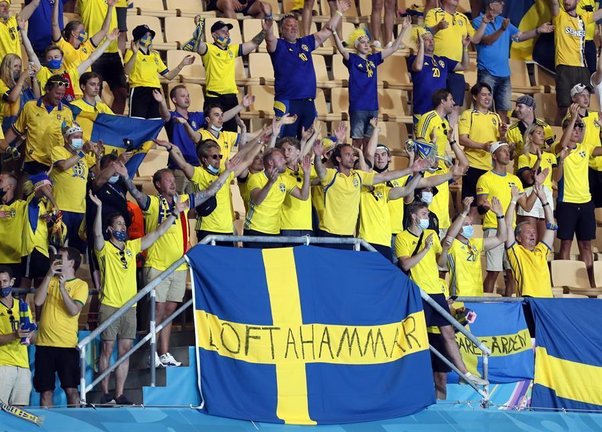 Supporters of Sweden cheer after the UEFA EURO 2020 group E preliminary round soccer match between Spain and Sweden in Seville, Spain, 14 June 2021. (España, Suecia, Sevilla) EFE/EPA/Jose Manuel Vidal / POOL (RESTRICTIONS: For editorial news reporting purposes only. Images must appear as still images and must not emulate match action video footage. Photographs published in online publications shall have an interval of at least 20 seconds between the posting.)