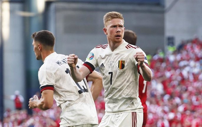 Kevin De Bruyne, de Bélgica, celebra después de que su equipo marcara el gol del 1-1 durante el partido de fútbol de la ronda preliminar del grupo B de la Eurocopa 2020 entre Dinamarca y Bélgica en Copenhague, Dinamarca, el 17 de junio de 2021. (Bélgica, Dinamarca, Copenhague) EFE/EPA/Wolfgang Rattay