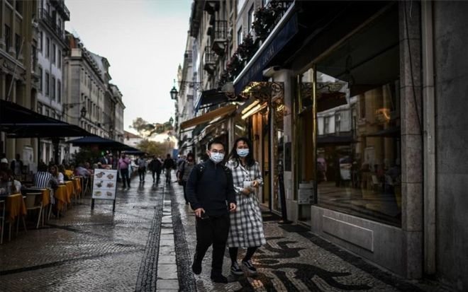 Turistas pasean por Lisboa con la amenaza del coronavirus. / AFP