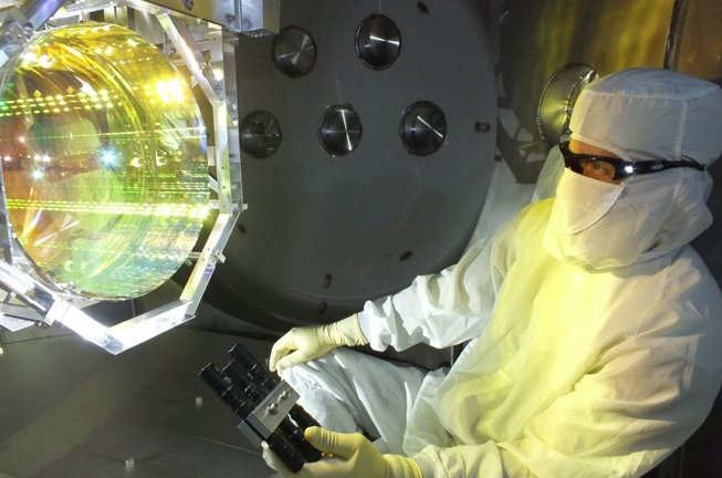 Uno de los cuatro espejos Advanced LIGO de 40 kg que se enfrían cerca de su estado fundamental cuántico