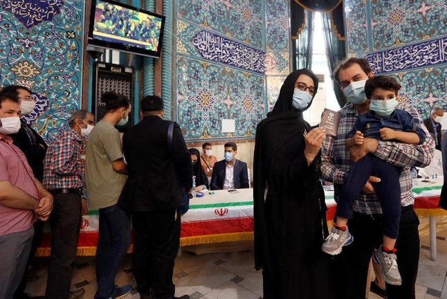 Los iraníes depositan sus votos en un colegio electoral durante las elecciones presidenciales en Teherán, Irán, el 18 de junio de 2021. Los iraníes se dirigen a las urnas para elegir un nuevo presidente tras ocho años con Hassan Rouhani como jefe de Estado. (Elecciones, Teherán) EFE/EPA/ABEDIN TAHERKENAREH