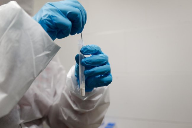 Archivo - Un trabajadora sanitaria sostiene un test de antígenos. 