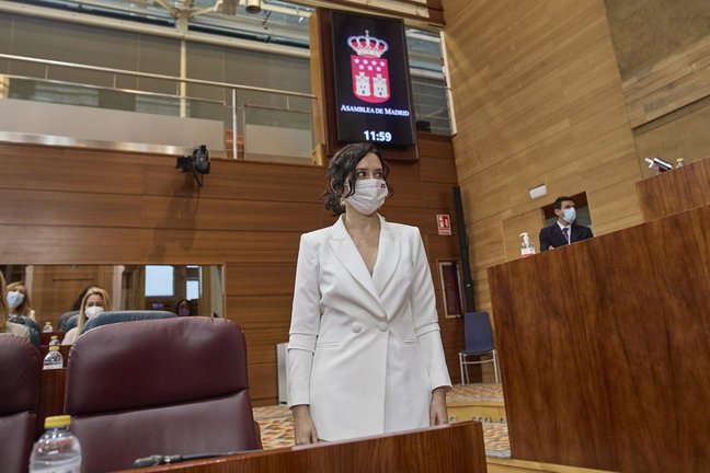 La presidenta en funciones de la Comunidad de Madrid, Isabel Díaz Ayuso, en la primera sesión del pleno de su investidura