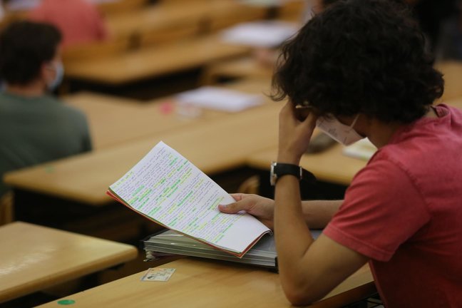 Un estudiante realiza un examen el día del comienzo de los exámenes de selectividad 2021.