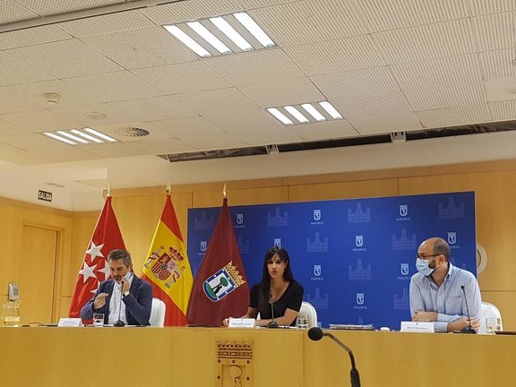 La vicealcaldesa de Madrid, Begoña Villacís, y el delegado de Familias, Igualdad y Bienestar Social, Pepe Aniorte, presentan los resultados de la primera encuesta a la población LGTBI de Madrid.