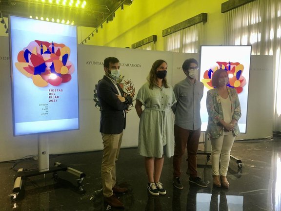 La vicealcaldesa, Sara Fernández, junto a los ganadores del concurso, Miguel Frago e Inés Marco durante el anuncio del cartel de las Fiestas del Pilar 2021