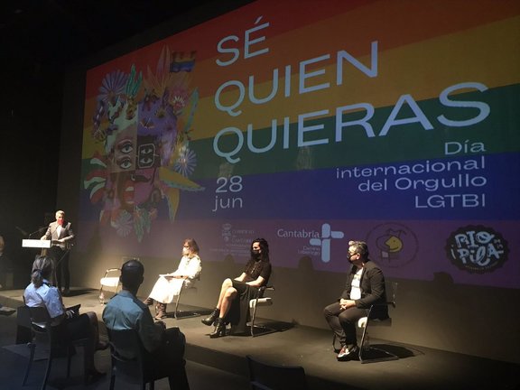 El vicepresidente y consejero de Universidades, Igualdad, Cultura y Deporte, Pablo Zuloaga, presenta la campaña del Día Internacional del Orgullo LGTBIQ.