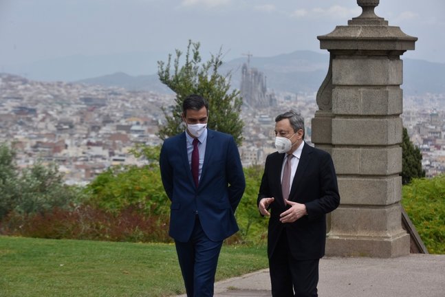 El presidente del Gobierno, Pedro Sánchez, y el primer ministro italiano, Mario Draghi, en un encuentro con motivo del acto de clausura de la XXXVI Reunió Cercle d’Economia, a 18 de junio de 2021 en Barcelona