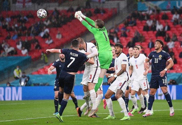 Goalkeeper Jordan Pickford (C) of England in action during the UEFA EURO 2020 group D preliminary round soccer match between England and Scotland in London, Britain, 18 June 2021. (Jordania, Reino Unido, Londres) EFE/EPA/Laurence Griffiths / POOL (RESTRICTIONS: For editorial news reporting purposes only. Images must appear as still images and must not emulate match action video footage. Photographs published in online publications shall have an interval of at least 20 seconds between the posting.)