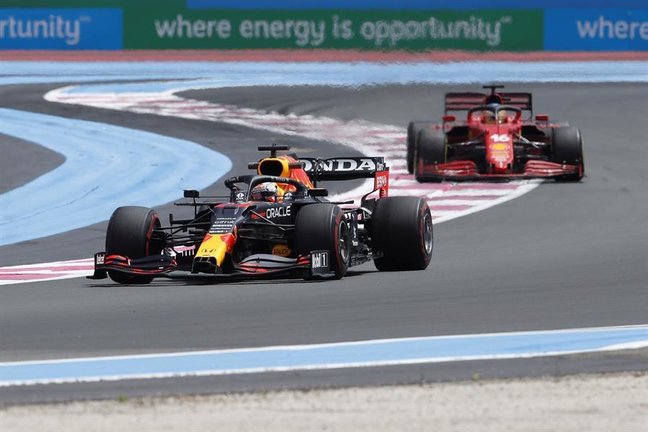 Dutch Formula One driver Max Verstappen (L) of Red Bull Racing and Monaco's Formula One driver Charles Leclerc (R) of Scuderia Ferrari Mission Winnow in action during the first practice session of the French Formula One Grand Prix at Paul Ricard circuit in Le Castellet, France, 18 June 2021. The 2021 French Formula One Grand Prix will take place on 20 June. (Fórmula Uno, Francia) EFE/EPA/SEBASTIEN NOGIER