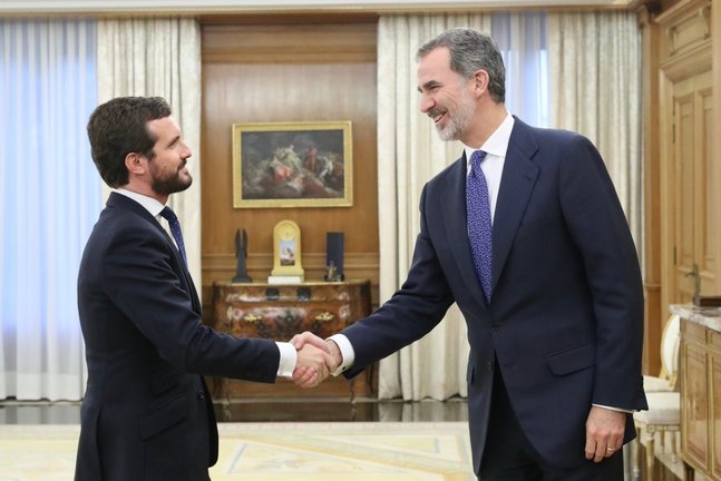 Archivo - El rey Felipe VI recibe en audiencia al presidente del Partido Popular, Pablo Casado en el Palacio de la Zarzuela en Madrid a 11 de diciembre de 2019.