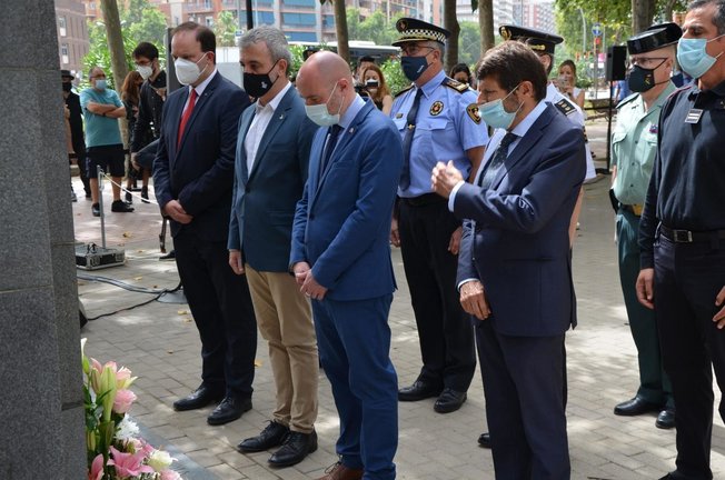 Jaume Collboni, Albert Batlle y Jordí Martí en el acto conmemorativo de la memoria de las víctimas del atentado de Hipercor.