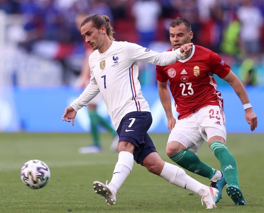 Antoine Griezmann (L) of France in action against Nemanja Nikolic of Hungary during the UEFA EURO 2020 group F preliminary round soccer match between Hungary and France in Budapest, Hungary, 19 June 2021. (Francia, Hungría) EFE/EPA/Alex Pantling / POOL (RESTRICTIONS: For editorial news reporting purposes only. Images must appear as still images and must not emulate match action video footage. Photographs published in online publications shall have an interval of at least 20 seconds between the posting.)