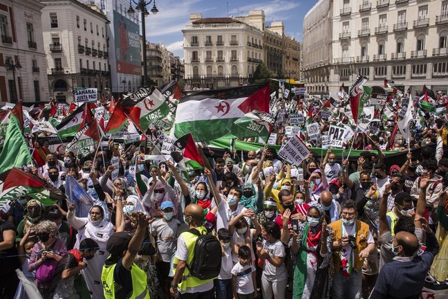 Decenas de personas participan, en una manifestación por la libertad del Pueblo Saharaui, en Puerta del Sol, a 19 de junio de 2021, en Madrid (España).