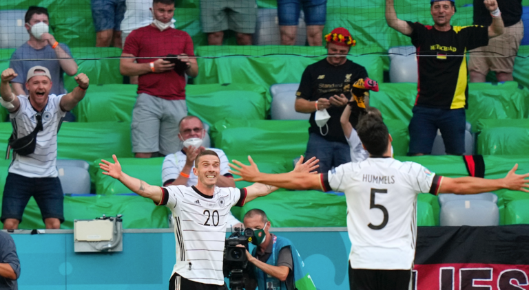 Robin Gosens (L) of Germany celebrates scoring the 4-1 lead during the UEFA EURO 2020 group F preliminary round soccer match between Portugal and Germany in Munich, Germany, 19 June 2021. (Alemania) EFE/EPA/Matthias Schrader / POOL (RESTRICTIONS: For editorial news reporting purposes only. Images must appear as still images and must not emulate match action video footage. Photographs published in online publications shall have an interval of at least 20 seconds between the posting.)