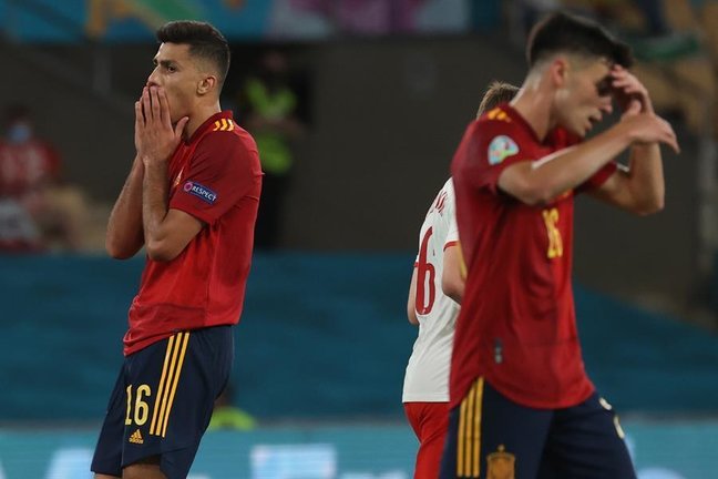 El centrocampista de la selección española Rodri Hernández (i) reacciona durante el encuentro del grupo E de la Eurocopa 2020 entre España y Polonia, este sábado en el estadio de La Cartuja, en Sevilla. EFE/Kiko Huesca