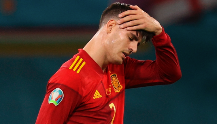 El delantero de la selección española Álvaro Morata reacciona durante el encuentro del grupo E de la Eurocopa 2020 entre España y Polonia, este sábado en el estadio de La Cartuja, en Sevilla. EFE/Kiko Huesca