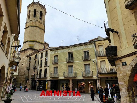 Archivo - Punto de recogida de firmas para la ley de amnistía habilitado por Òmnium Cultural en Tàrrega (Lleida)