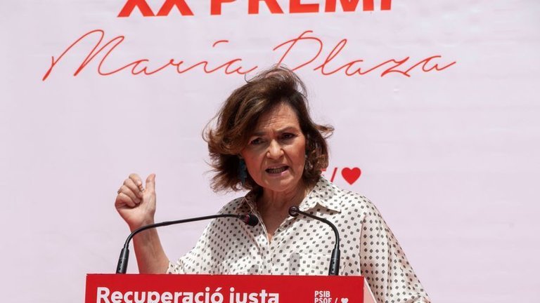 La vicepresidenta primera del Gobierno, Carmen Calvo, recibe el Premio Maria Plaza, que otorga la Federación Socialista de Mallorca .- EFE/CATI CLADERA