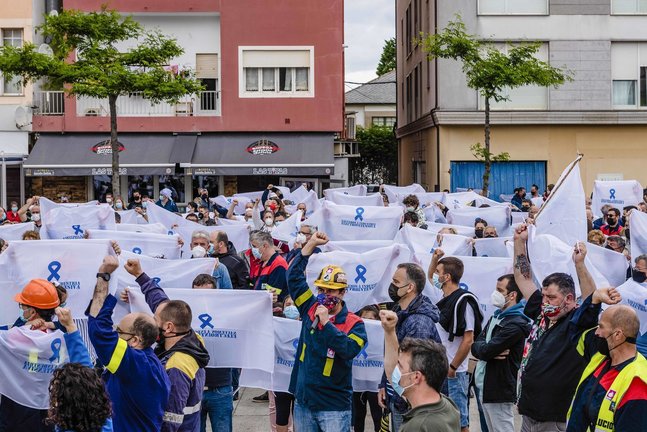 San Cibrao, Lugo. Manifestación de los trabajadores de Alcoa para empujar al Gobierno a que compre la factoria de aluminio de A Mariña por medio de la SEPI. En la imagen, aspecto general de la protesta en la mañana del domingo 20 de junio