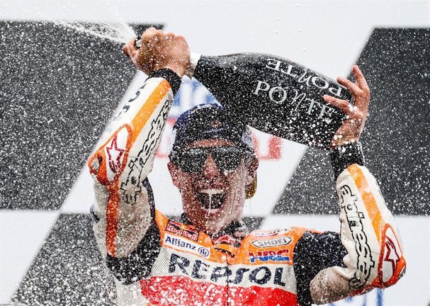 El piloto español de MotoGP Marc Márquez, del equipo Repsol Honda, celebra en el podio tras ganar el Gran Premio de Alemania de Motociclismo en el circuito de carreras de Sachsenring, en Hohenstein-Ernstthal (Alemania), el 20 de junio de 2021. (Motociclismo, Ciclismo, Alemania) EFE/EPA/FILIP SINGER