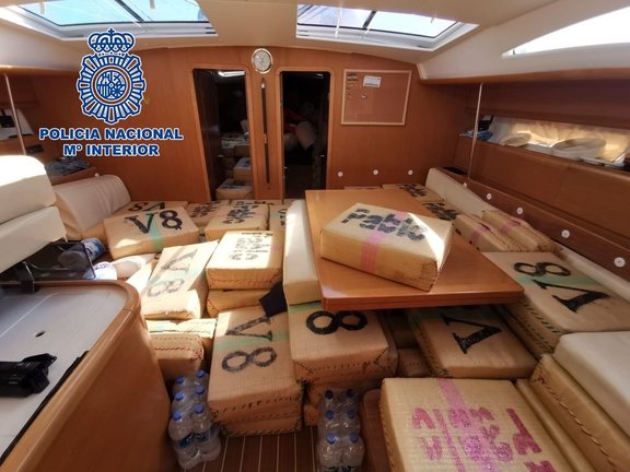 La Policía Nacional interviene un narcovelero con seis toneladas de hachís en aguas internacionales del Mediterráneo.