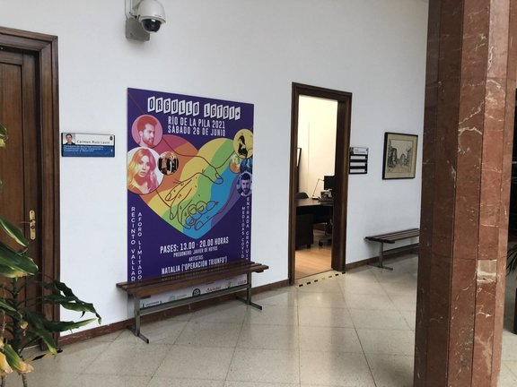 Cartel en el Ayuntamiento de Santander del Día del Orgullo LGTBI