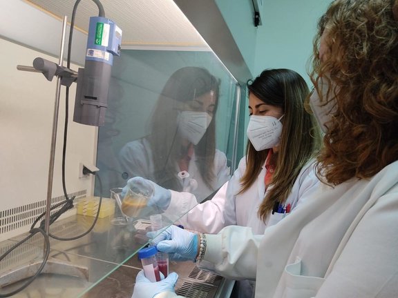 Investigadoras del Ifapa de Córdoba que han tomado parte en el estudio sobre los beneficios de la frambuesa para proteger al colon del cáncer.