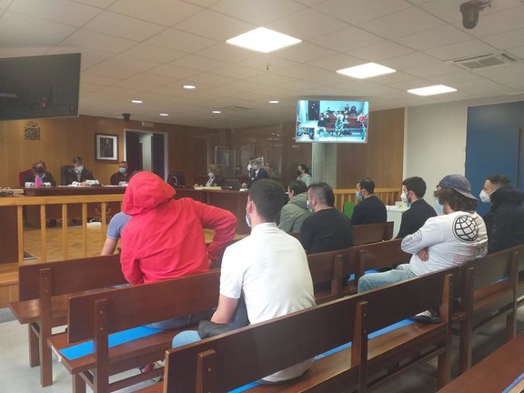 Aficionados 'ultra' del Celta, en un juicio en el que fueron condenados por alteración del orden, daños y lesiones, por un altercado en un bar de Coruxo en mayo de 2018.