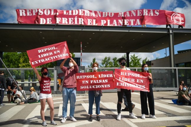 Unos 100 activistas bloquean la entrada del centro de Repsol en Móstoles y piden el cese de sus actividades fósiles
