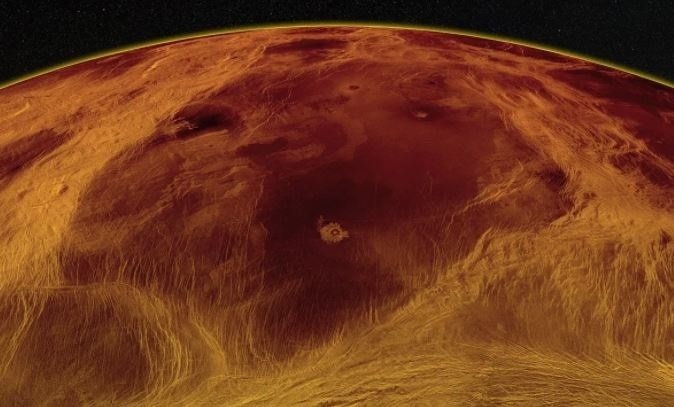 Una vista de radar oblicua del bloque más grande en las tierras bajas de Venus identificado por Byrne et al. Cinturones complejos de estructuras tectónicas unen el bloque, pero el interior está mucho menos deformado, albergando flujos de lava y un puñado