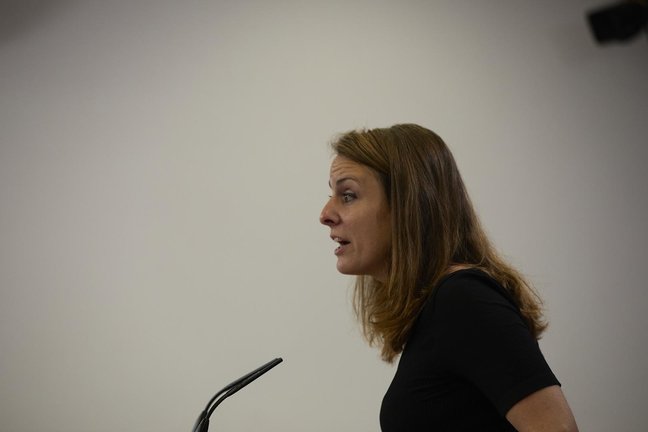 La diputada de la CUP en el Congreso, Mireia Vehí, interviene en una rueda de prensa anterior a una Junta de Portavoces.
