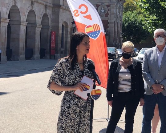 La líder de Cs, Inés Arrimadas, en declaraciones a los periodistas ante el Parlament de Catalunya (Barcelona) a 22 de junio de 2021.