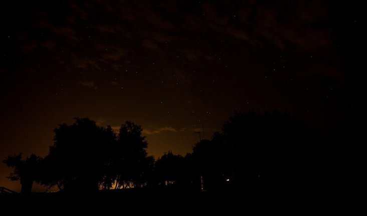 Cielo nocturno en un paraje natural de Andalucía