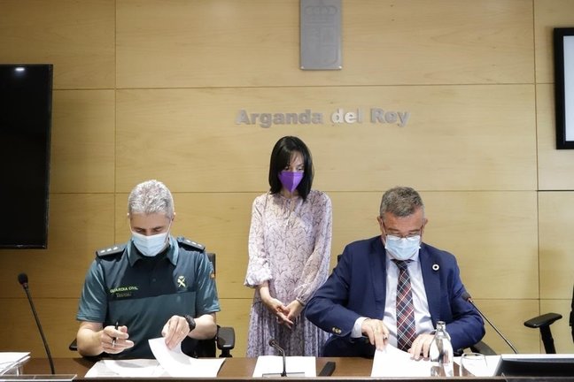 La delegada del Gobierno en Madrid, Mercedes González, ha asistido hoy en Arganda del Rey a la Junta Local de Seguridad, donde ha anunciado su voluntad de reforzar y extender al resto de municipios de la región el Sistema VioGén
