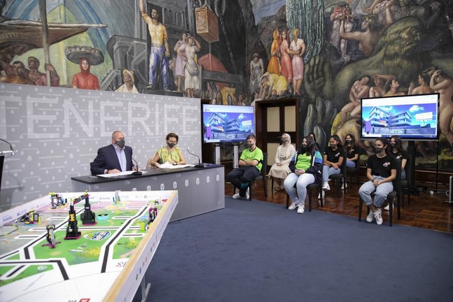 El vicepresidente del Cabildo de Tenerife, Enrique Arriaga (i), en la presentación de la final nacional de 'FIRST LEGO league'