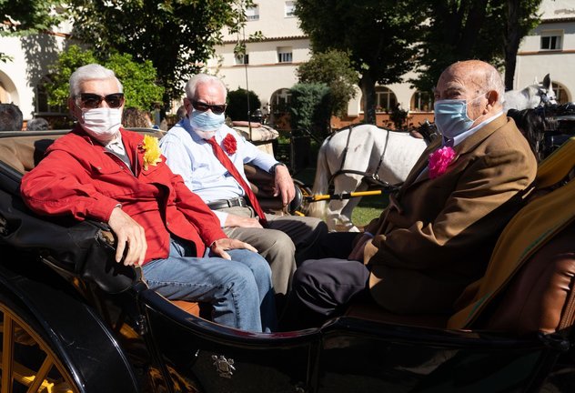 Archivo - Varios mayores en un coche de caballos dando un paseo por Sevilla.