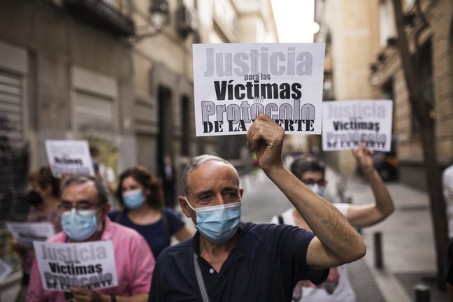 Varias personas participan en una manifestación convocada contra la gestión de la presidenta en funciones de la Comunidad de Madrid en los geriátricos durante la pandemia.