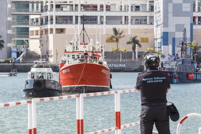 Agentes de la Policía Nacional y la Guardia Civil llegan a la Base Naval de Gran Canaria en la patrullera ‘Sacre’ de Vigilancia Aduanera de la Agencia Tributaria después de incautar una embarcación cargada de hachís en aguas del Atlántico.